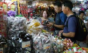Bán sữa, bánh kẹo... phải khám sức khỏe 